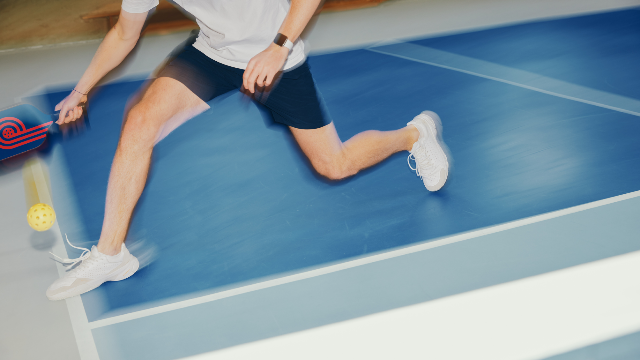 Pickleball-Spieler im Sprung auf dem blauen Court im PATO