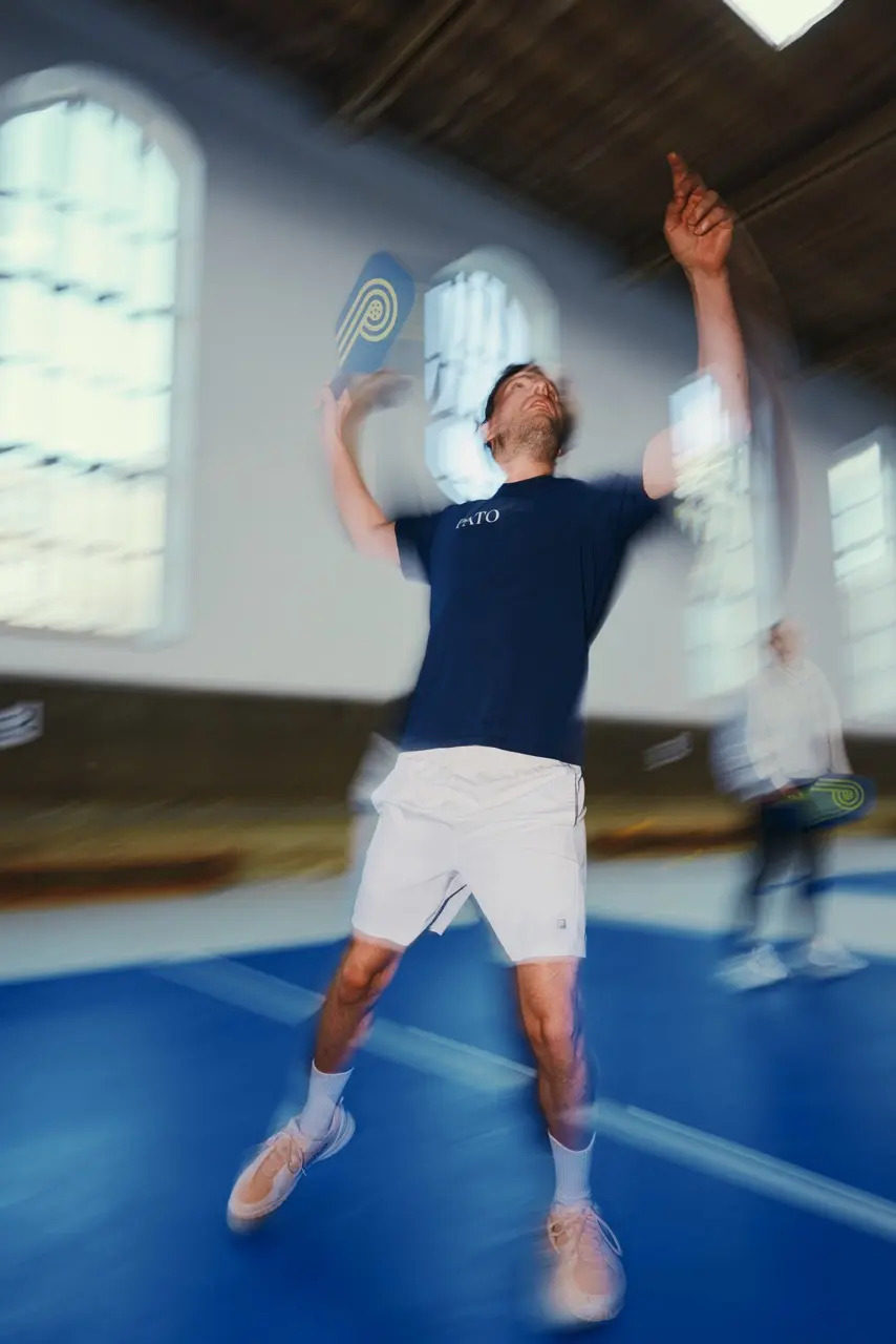 Pickleball-Spieler im Sprung im PATO München
