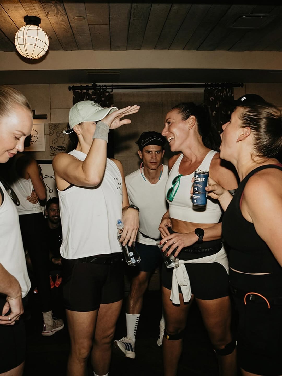 Singles beim Mingle-Abend mit Drinks